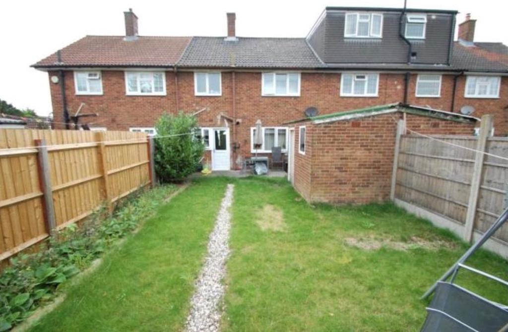 3 Bedroom Terraced For Sale in Stapleton Crescent, South Hornchurch