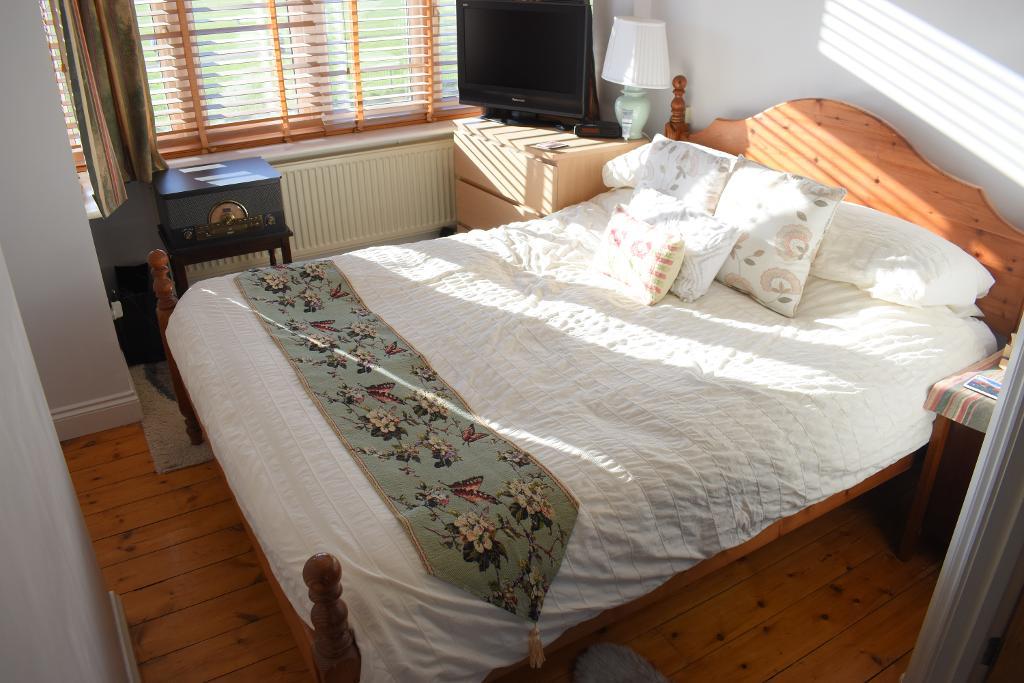 3 Bedroom End Terraced For Sale in Hornchurch Road, Hornchurch, Essex