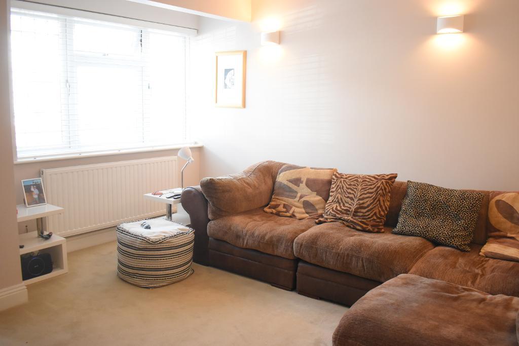 2 Bedroom Terraced For Sale in Diban Avenue, Elm Park, Hornchurch